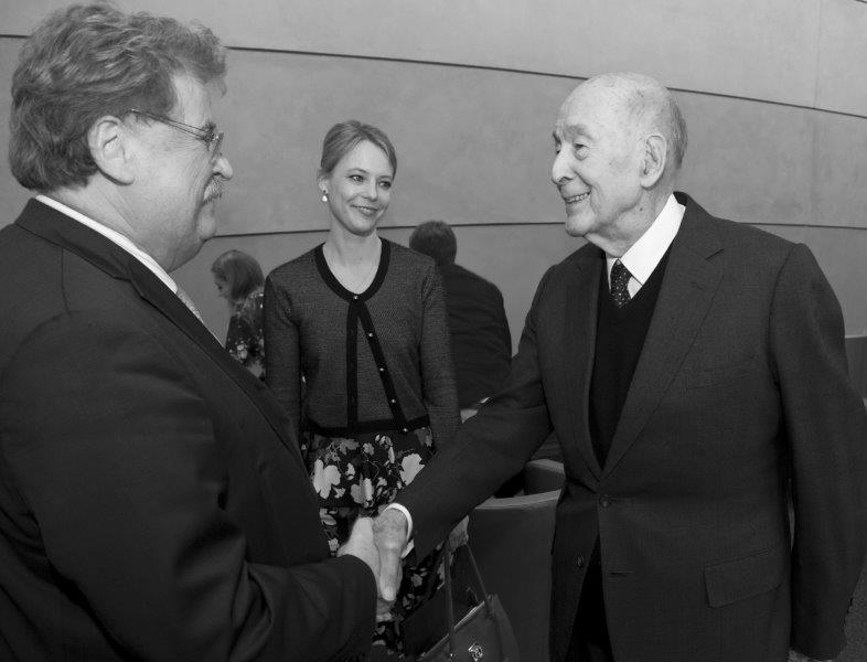 Giscard d'Estaing shaking hands with Elmar Brok while Erika Widegren is in the middle