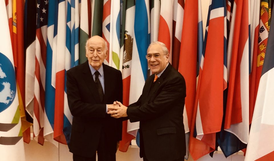 Photo of Giscard d'Estaign shaking hands with Angel Gurria