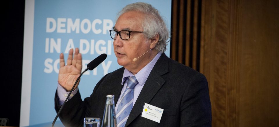 Photo of Professor Manuel Castells delivering a speech at a RIE Democracy Event