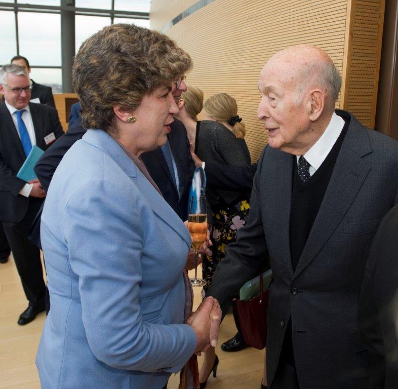 Giscard d'Estaing shaking hands with Maria Joao Rodrigues