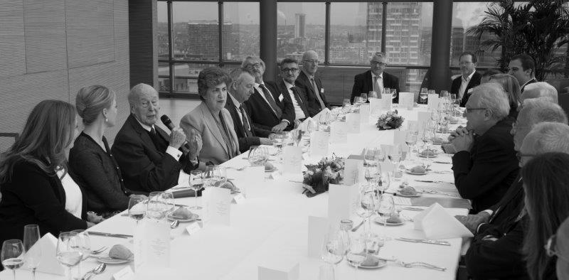Photo a lunch table with Giscard d'Estaing delivering a speech at RIE launch meeting