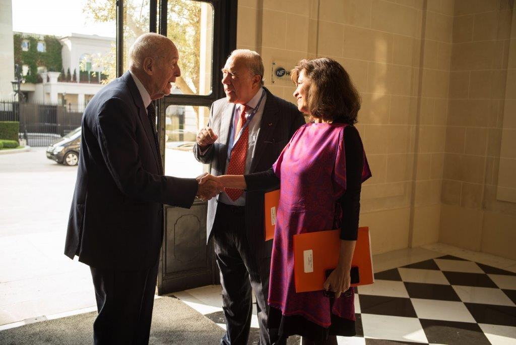 Giscard d'Estaing shaking hands with Gabriela Ramos