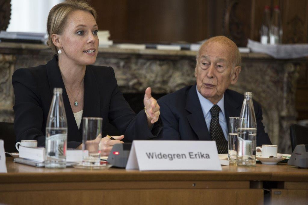 Erika Widegren speaking at the Advisory Board meeting with Giscard d'Estaing in the background