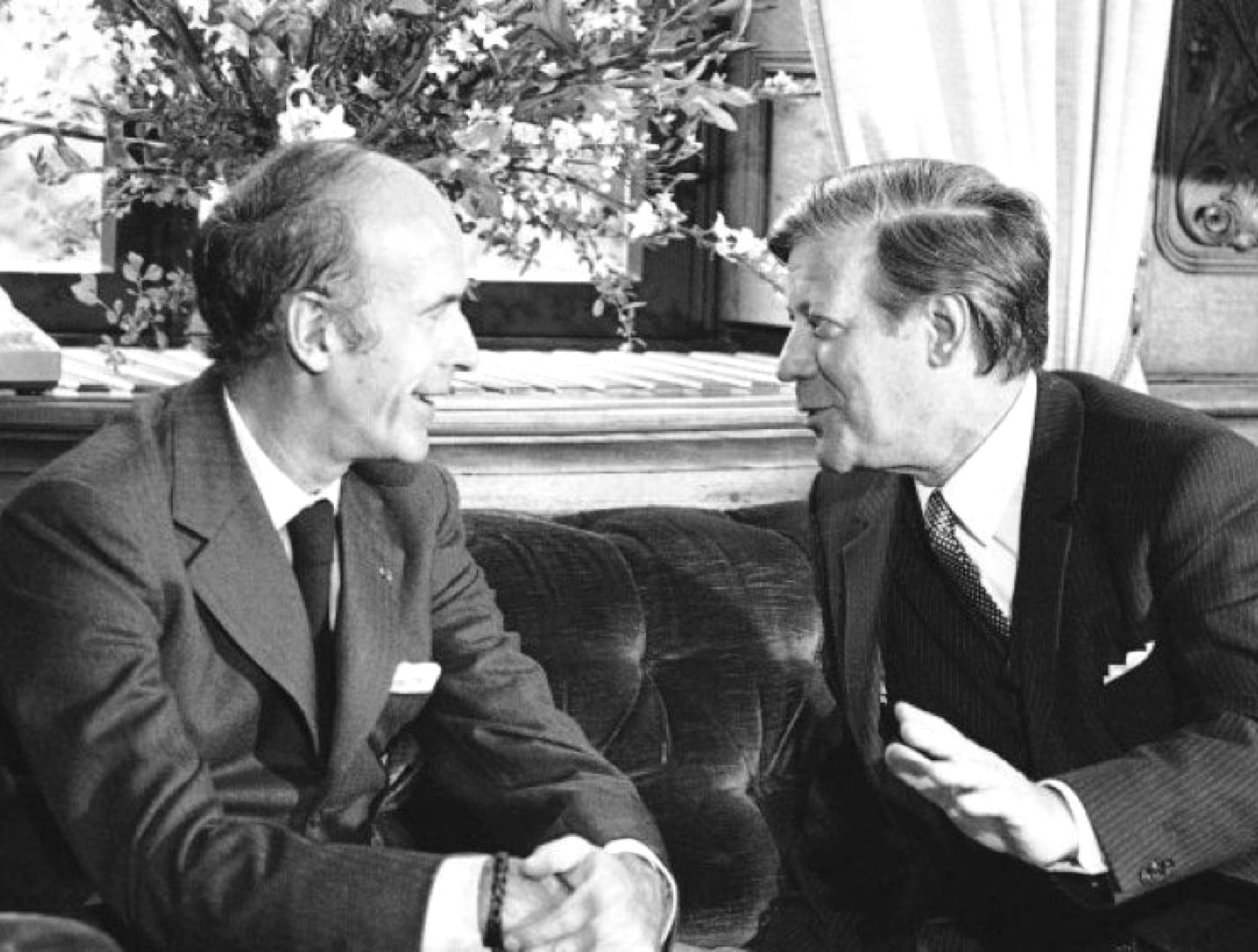 Giscard d'Estaign and Helmut Schmidt talking in 1974