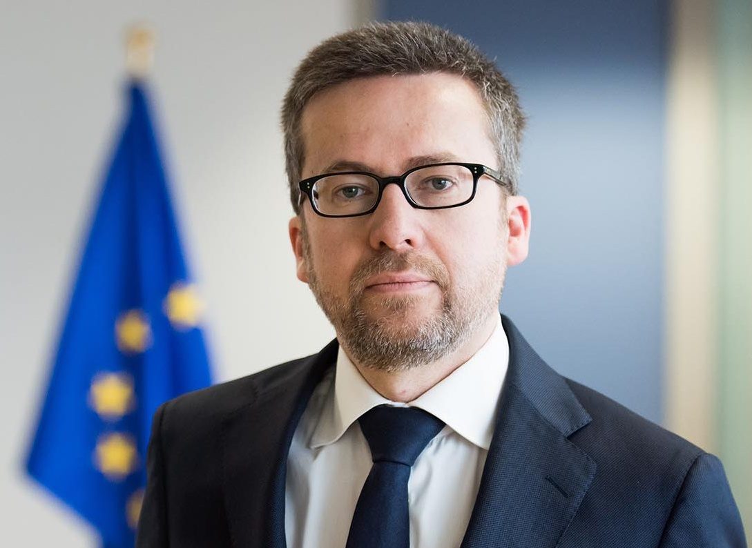 Portrait of Carlos Moedas with the European flag in the background