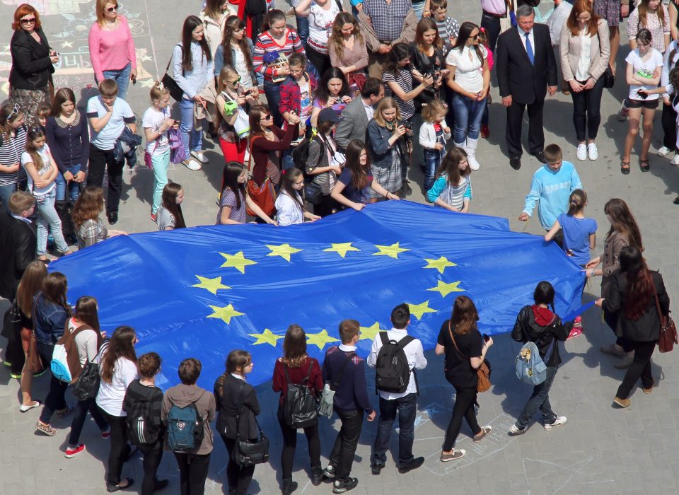Young people holding a giant European flag in Ukraine in 2014