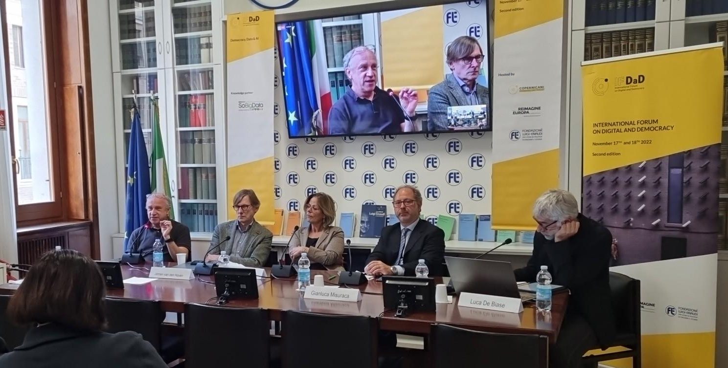 Photo of a roundtable debate with Luca de Biase, Gianluca Misuraca, Fosca Giannotti, Jeroen van den Hoven and Paul Lukowicz