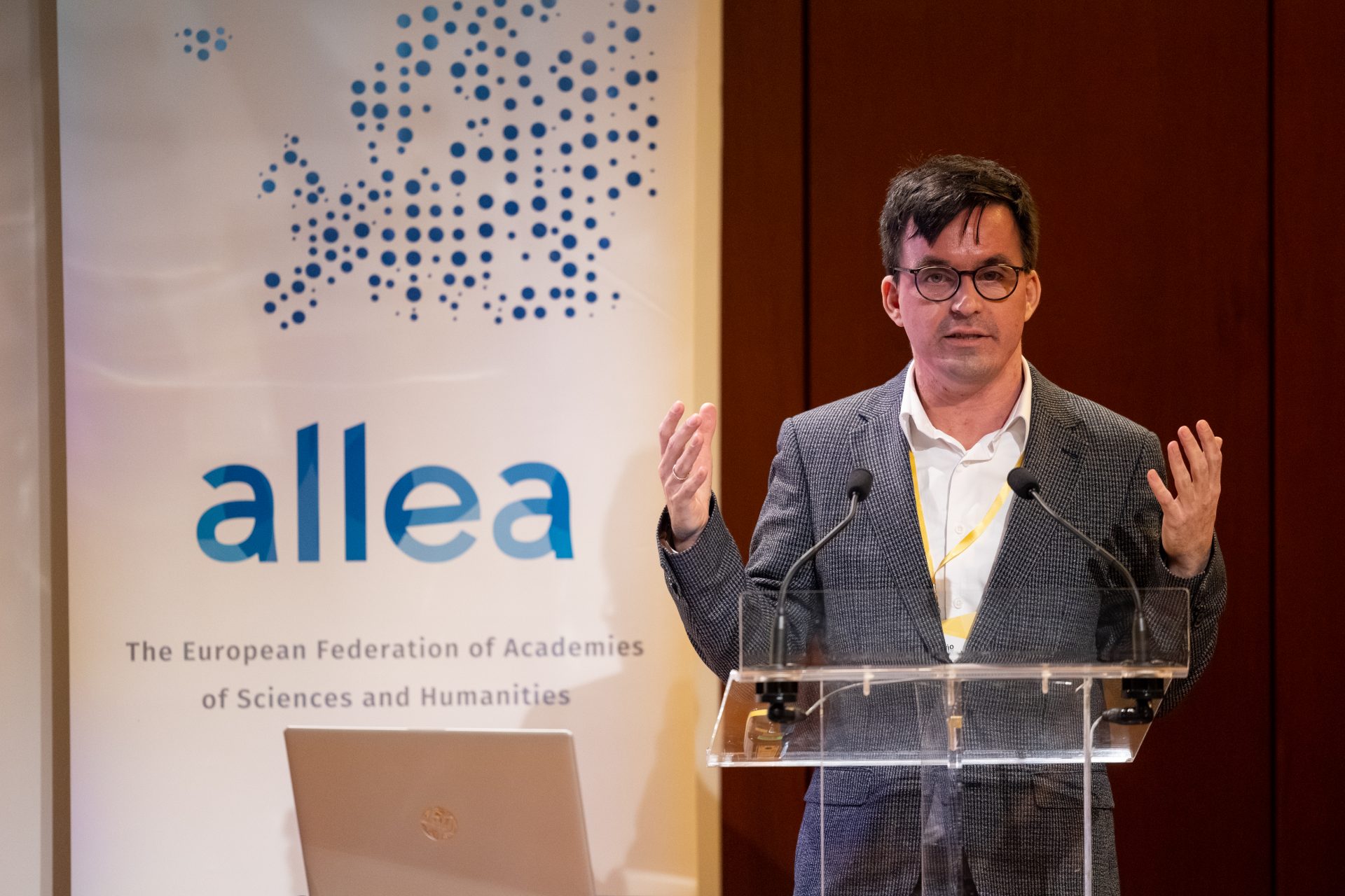 Mario Scharfbillig delivering a presentation at the RIE/ALLEA workshop in Lisbon